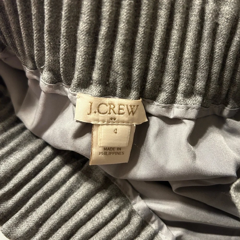 🪗J. Crew Gray Mini Skirt elastic waist size 4 GUC..